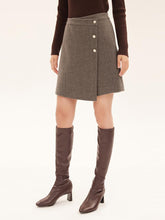 A lady wears a brown skort.